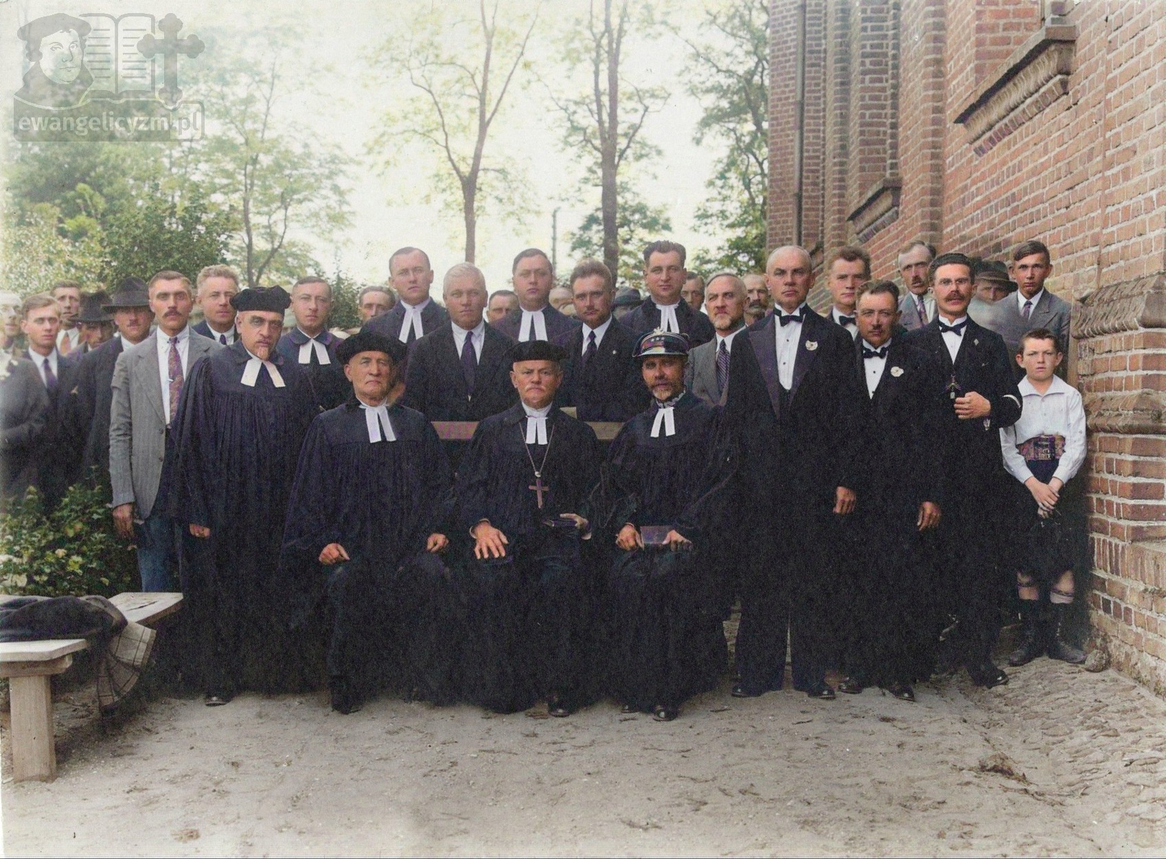 Jubileusz kościoła ewangelicko-augsburskiego Opatrzności Bożej w Kole Na zdjęciu siedzą od lewej: ks. Adolf Krempin (Koło), Superintendent Generalny ks. Juliusz Bursche, ks. sen płk Ryszard Paszko; stoją od lewej (w stroju duchownego): ks. Leo Sachs (Turek), ks. Alfred Bittner (Dąbie), ks. Richard Kneifel (Izbica Kujawska), najprawdopodobniej ks. Fryderyk Berthold (Nieszawa) oraz ks. Robert Badke (Konin).