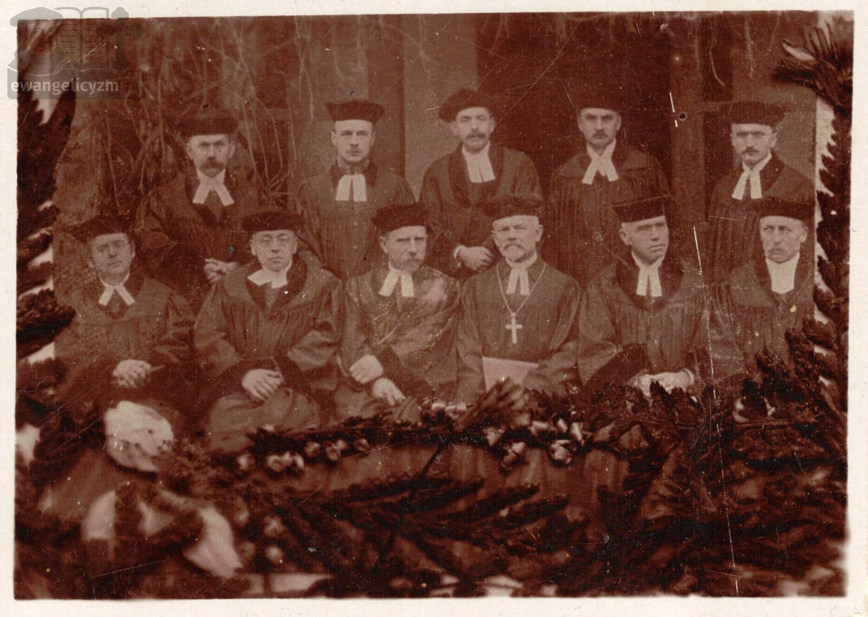 Fotografia grupowa duchowieństwa ewangelickiego z udziałem ks. bp. Juliusza Burschego oraz ks. seniora Karola Kulisza (okres międzywojenny)